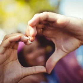 Jak poznać, że mu się podobam? Oznaki sympatii